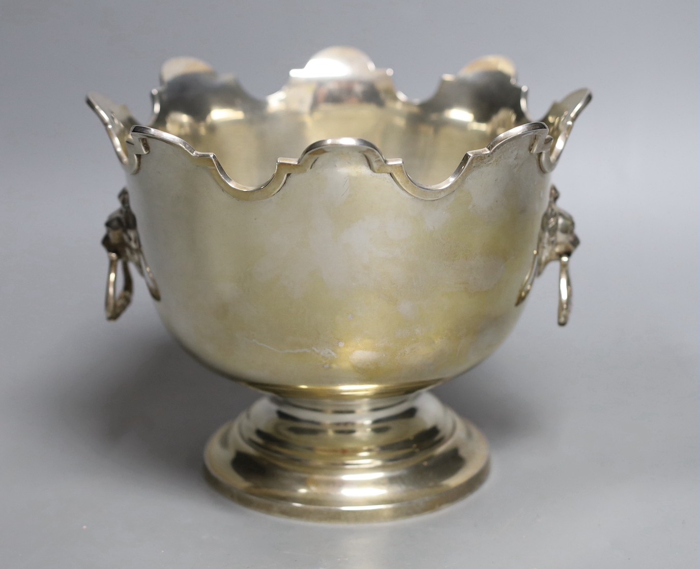 An Edwardian silver Monteith style rose bowl, with lions mask ring handles and 1910 presentation inscription, Mappin & Webb, Sheffield, 1909, diameter 18.5cm, 20.4oz.